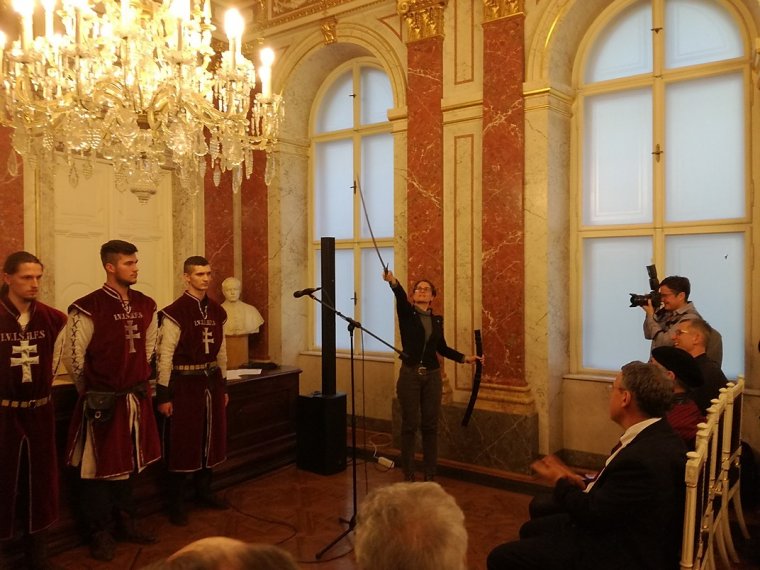 „A szó mágikus pálca és hűvös szike és tündöklő szablya” – László Noémi kolozsvári költő átvette a Balassi-kardot