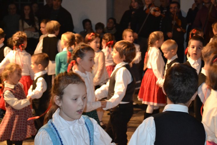 Táncolni kell tanítani, a színpadi szerepeltetés másodlagos