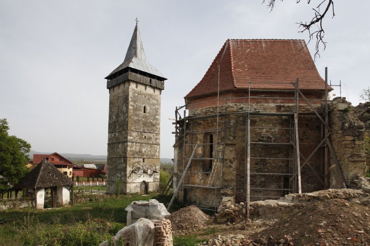 „Továbbélhet” a kiszsolnai templom, megmentenék az értékes freskót rejtő besztercei műemléket