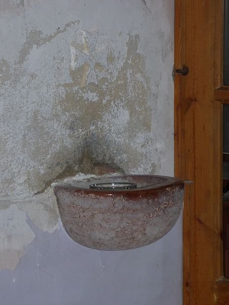 Eltanácsolják a híveket a szenteltvíztartó használatától a romániai katolikus püspökök