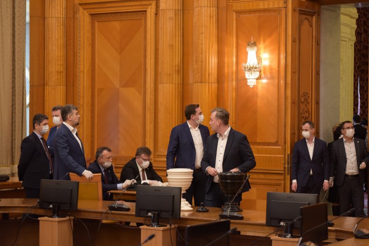 Olyan miniszterjelöltek is megjelentek a meghallgatáson, akiknek elvileg elkülönítőben kellene ülniük