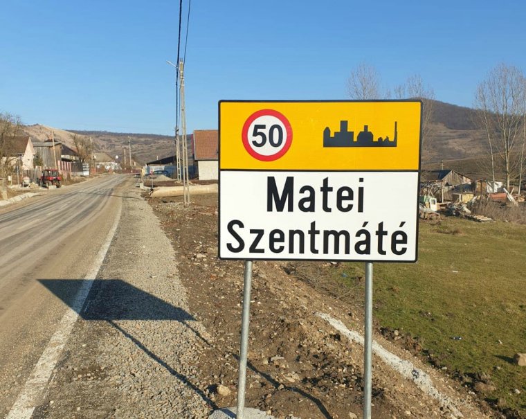 Kétnyelvű helységnévtáblákat helyeztek ki Beszterce-Naszód megyében