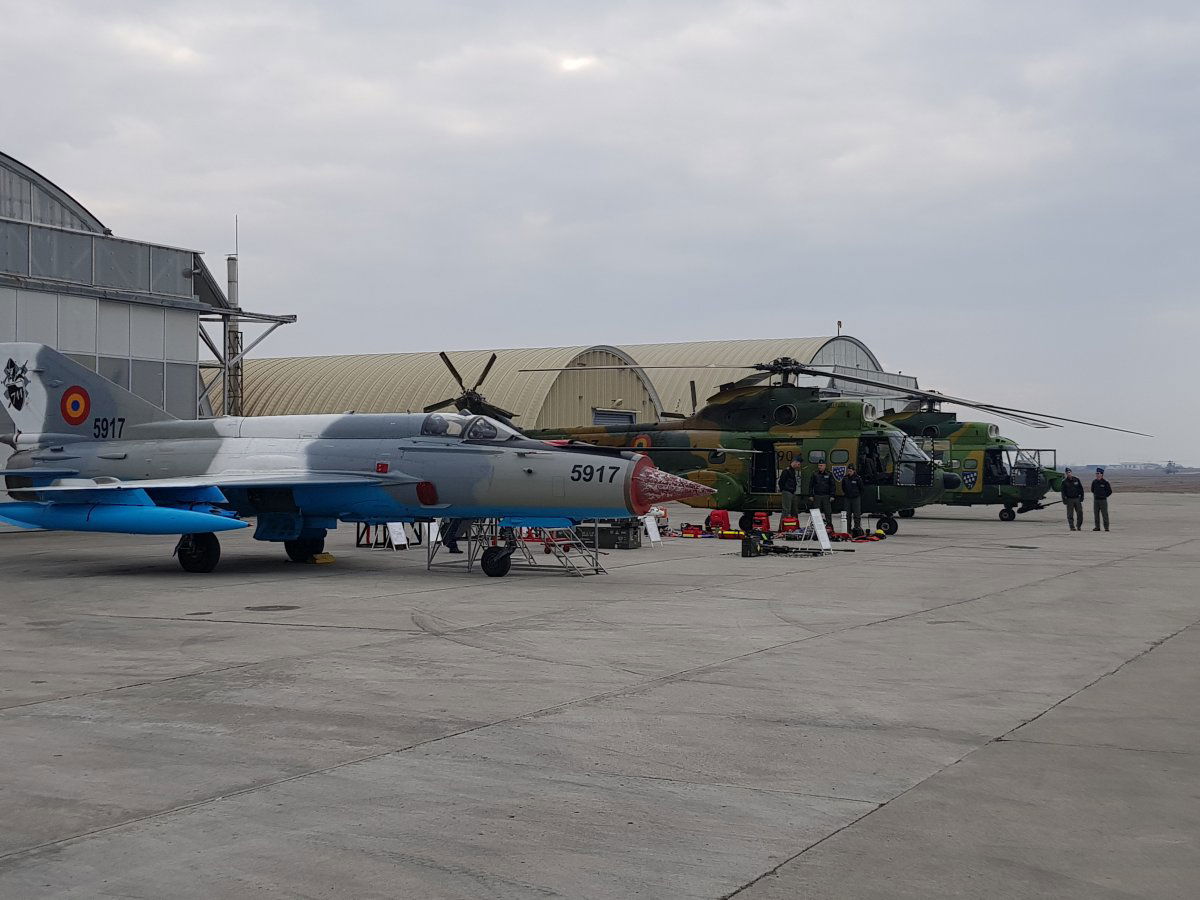 MIG 21 Lancer vadászgép és IAR 330 PUMA Socat helikopterek a gyéresi légi bázis kifutóján •  Fotó: Rostás Szabolcs
