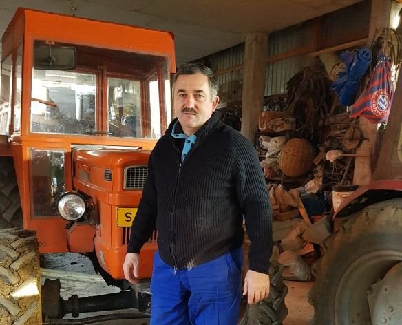 Máté András traktorai között •  Fotó: Makkay József