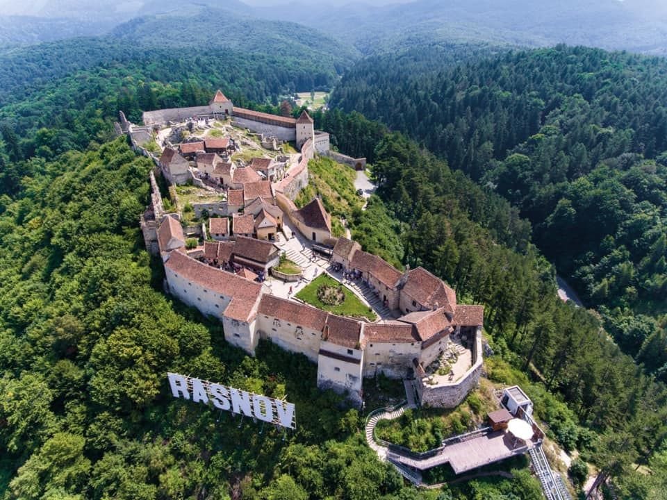 A felújítás után az egykori parasztvár visszanyeri eredeti, 17. századi vásári hangulatát •  Fotó: Facebook/Cetatea Medievală Râșnov