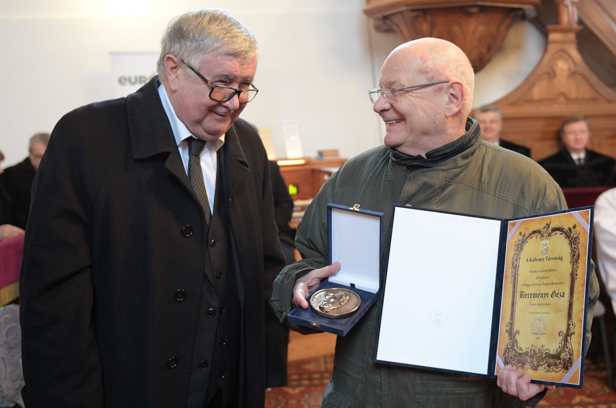 Bereményi Géza író, filmrendező Bölcskei Gusztávtól vette át a Kölcsey-emlékplakettet •  Fotó: MTI/Balázs Attila