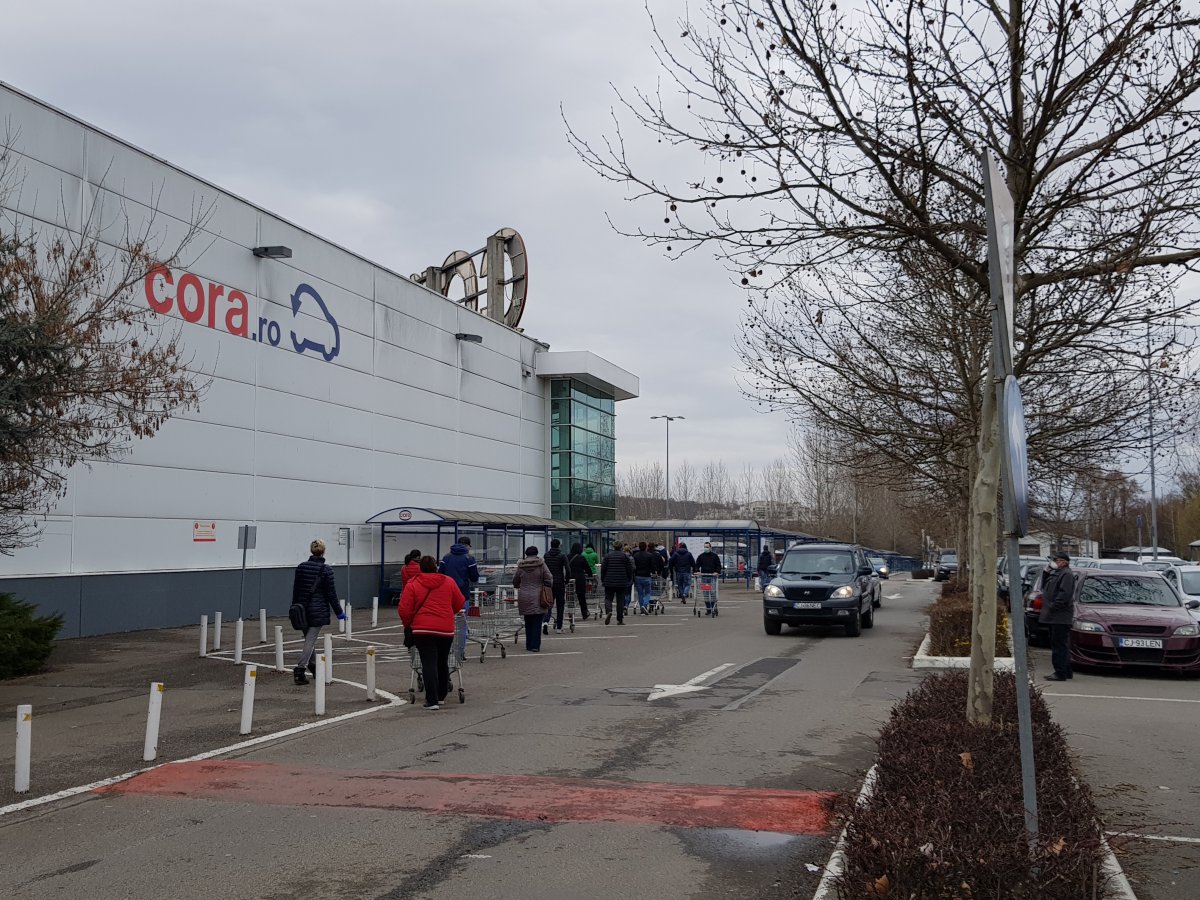 Sorban állva várnak a bebocsátásra az egyik hipermarket vásárlói Kolozsváron &bullet;  Fotó: Rostás Szabolcs