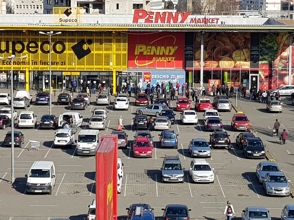 Kígyózó sorok a kincses város bevásárlóközpontjai előtt &bullet;  Fotó: Rostás Szabolcs