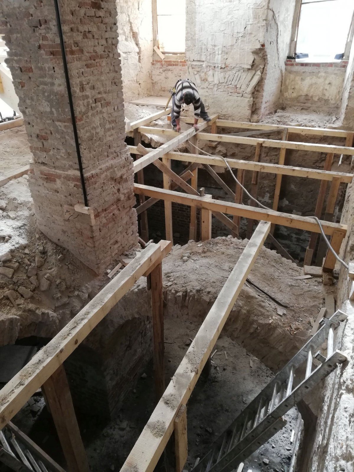 Eddig főleg a pinceszinten dolgoztak, a boltozat megerősítése, aláfalazása, a falak megerősítése zajlott •  Fotó: Forrás: Facebook/Bánffy Castle Bontida