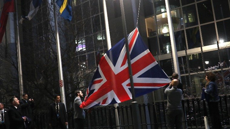 Eltávolítják a brit zászlót az Európai Parlament brüsszeli székháza elől •  Fotó: MTI/AP/ Francisco Seco