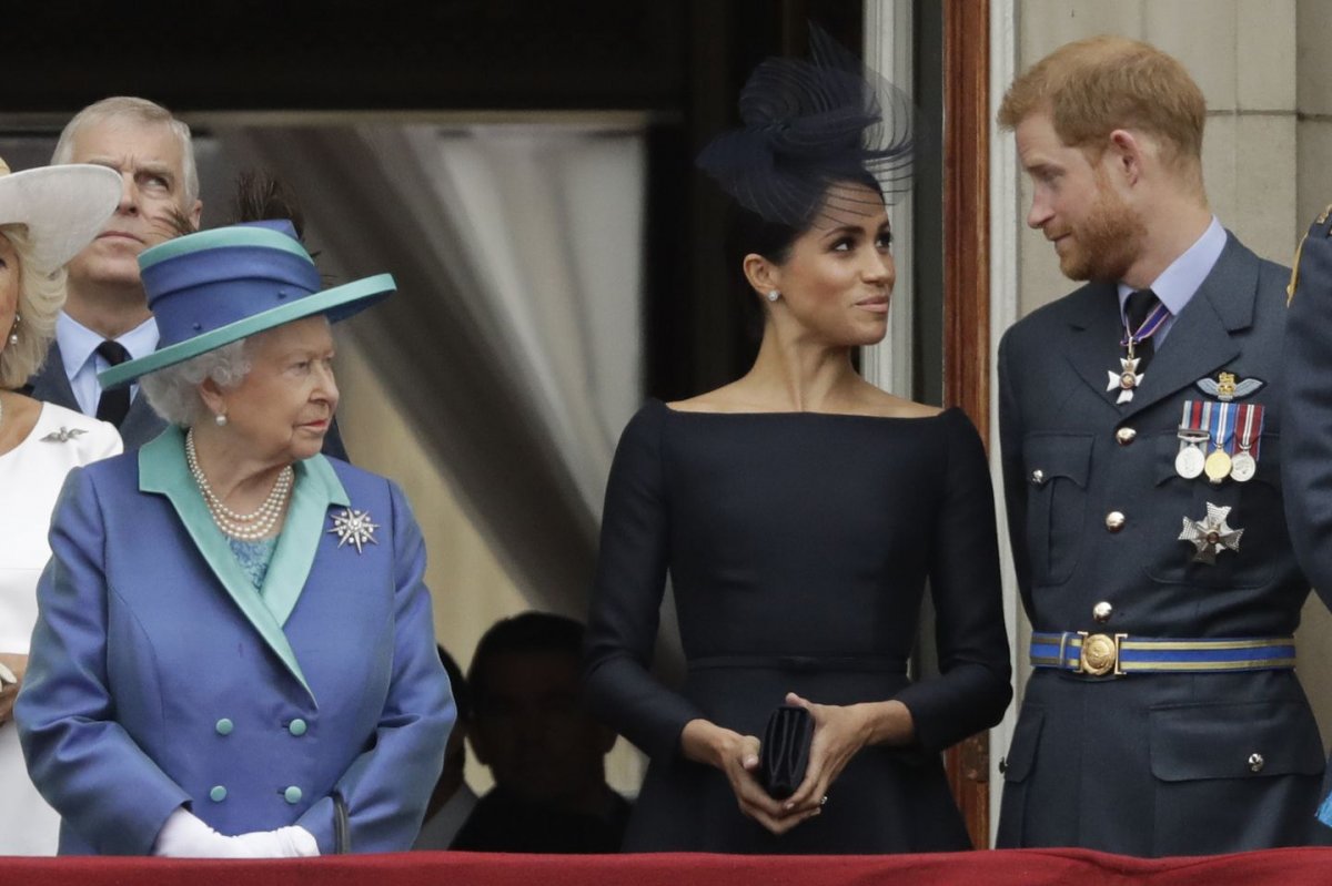 II. Erzsébet királynő és a  sussexi hercegi házaspár, amikor még együtt volt a nagy család •  Fotó: Matt Dunham/Associated Press