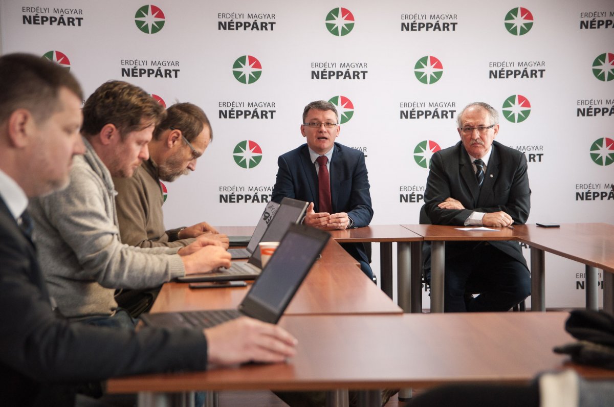 Csomortányi István és Toró T. Tibor a kolozsvári sajtótájékoztatón &bullet;  Fotó: EMNP