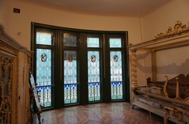 A Darvas-La Roche-ház jól ismert üvegablakai &bullet;  Fotó: Oradea.ro