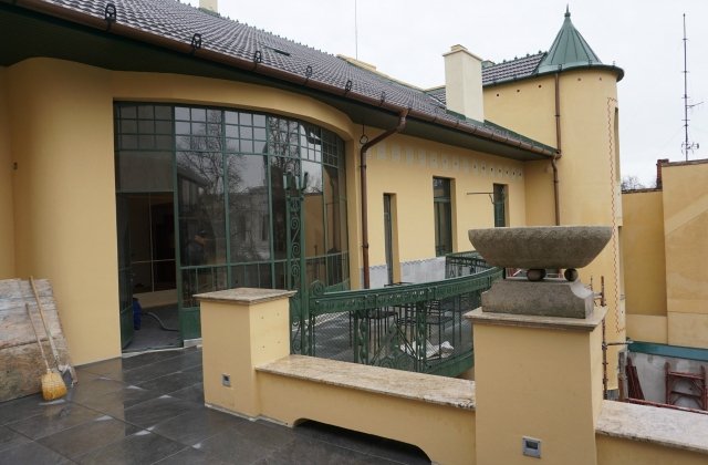 Az ingatlan kertre néző, már felújított terasza &bullet;  Fotó: Oradea.ro