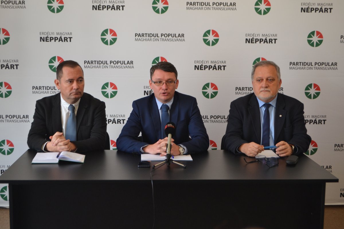 Szilágyi Zsolt, Csomortányi István és Zatykó Gyula a váradi sajtótájékoztatón &bullet;  Fotó: EMNP