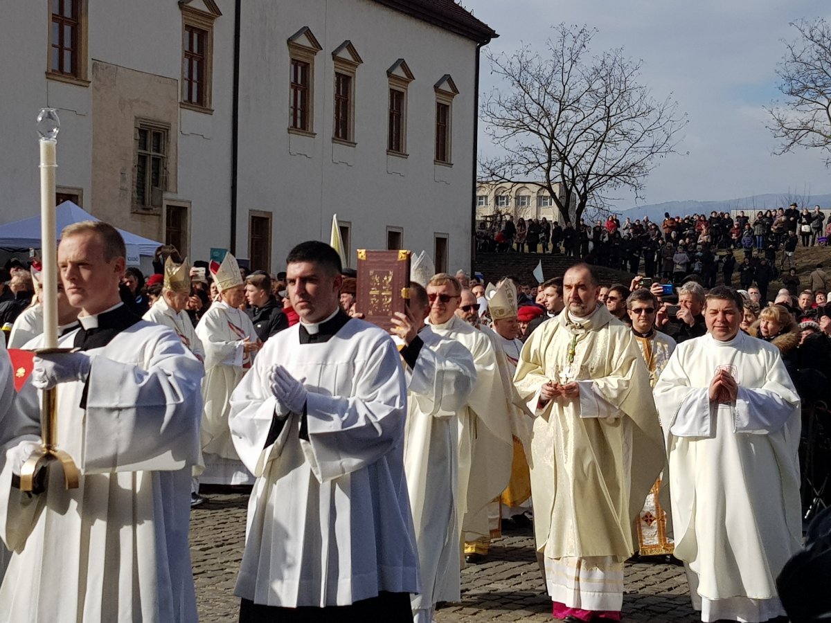 Kovács Gergely (jobbról a második) a püspökök, papok és diakónusok kíséretében bevonul a gyulafehérvári Szent Mihály-székesegyházba •  Fotó: Rostás Szabolcs