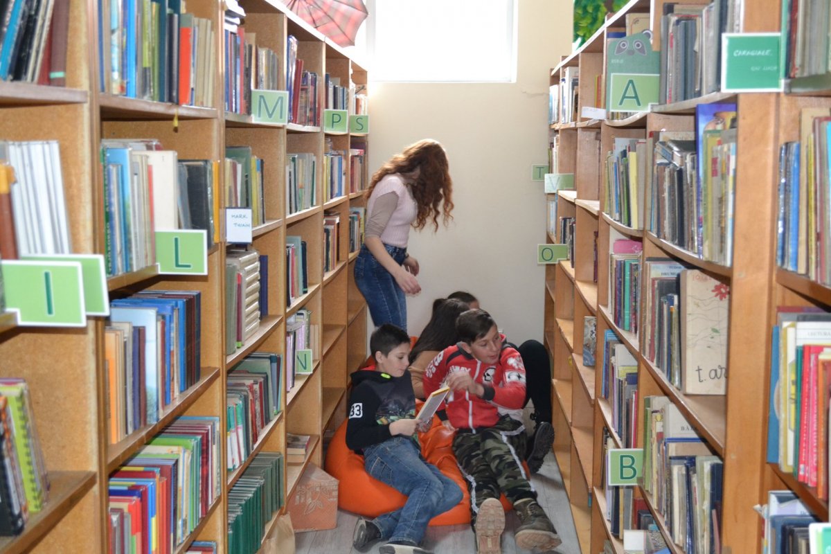 A csíkszeredai könyvtárban kényelmes olvasósarok áll a gyerekek rendelkezésére, akik kedvükre válogathatnak a nekik szóló művek közül •  Fotó: Kájoni János könyvtár/ Facebook