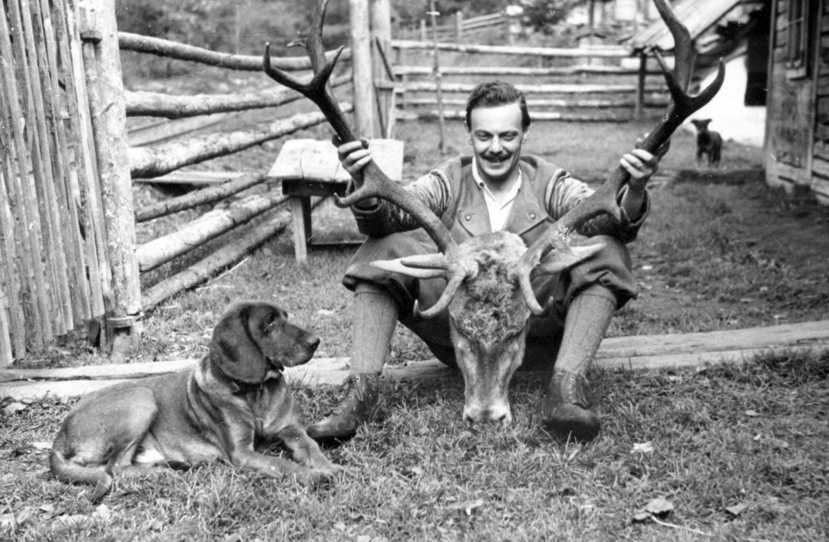 Báró Kemény János vadásztrófeával – többek közt ez a fotográfi a is szerepel a Sepsiszentgyörgyön ma este nyíló kiállításon •  Fotó: Archív