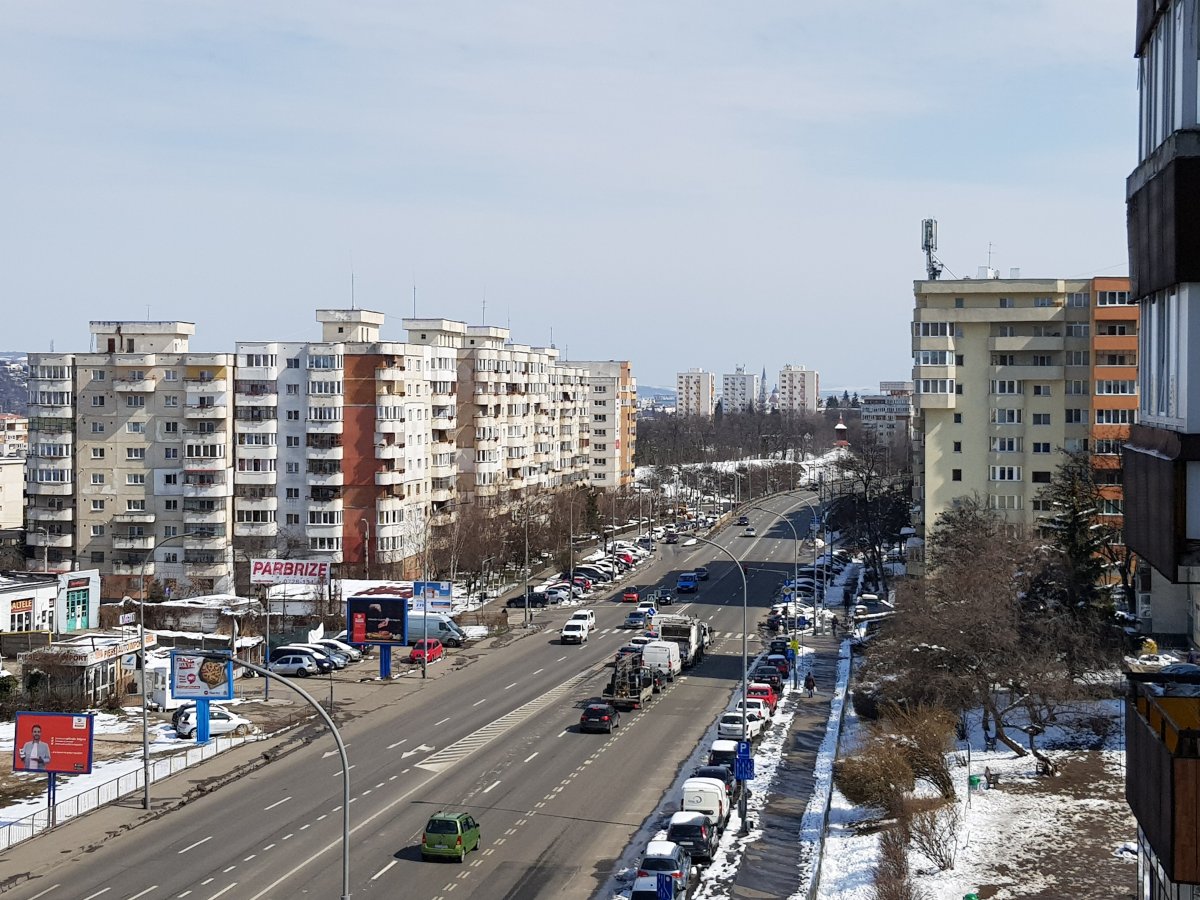 Monostori rálátás a központra, két tömbház között a Szent Mihály-templommal &bullet;  Fotó: Rostás Szabolcs