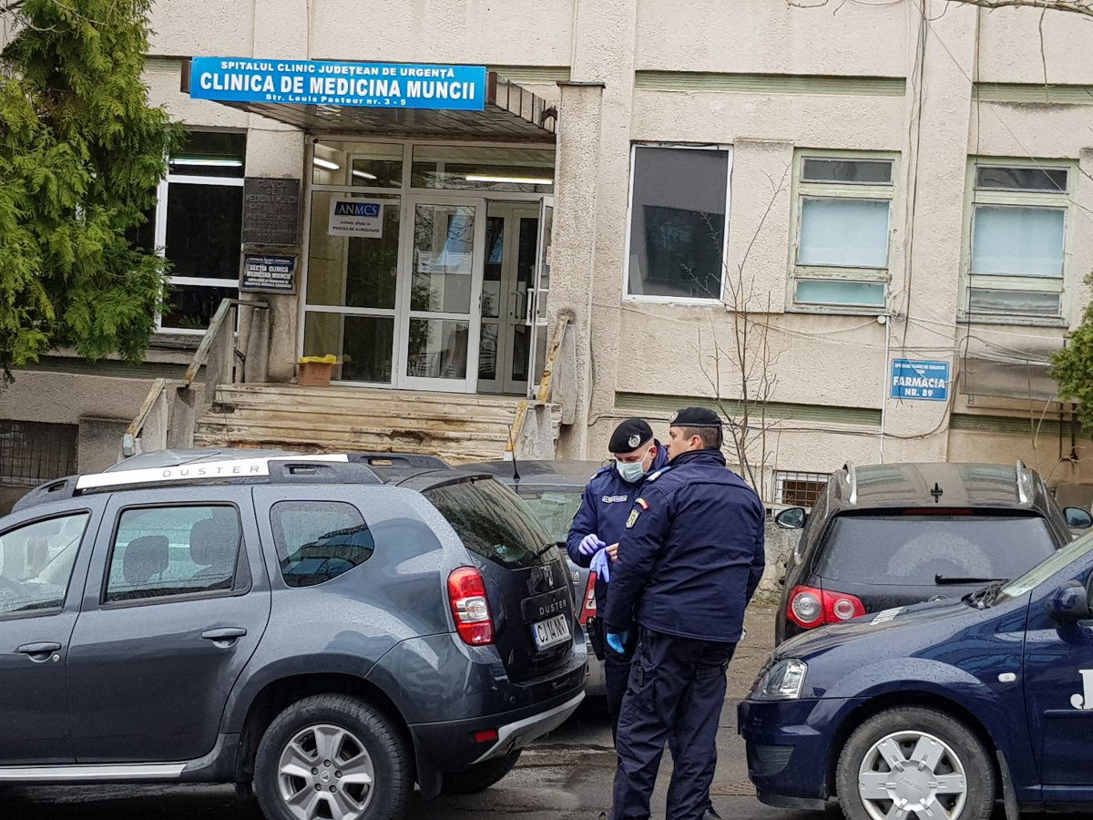 Állandó a karhatalmi jelenlét a kolozsvári foglalkozás-egészségügyi szakrendelő előtt &bullet;  Fotó: Rostás Szabolcs