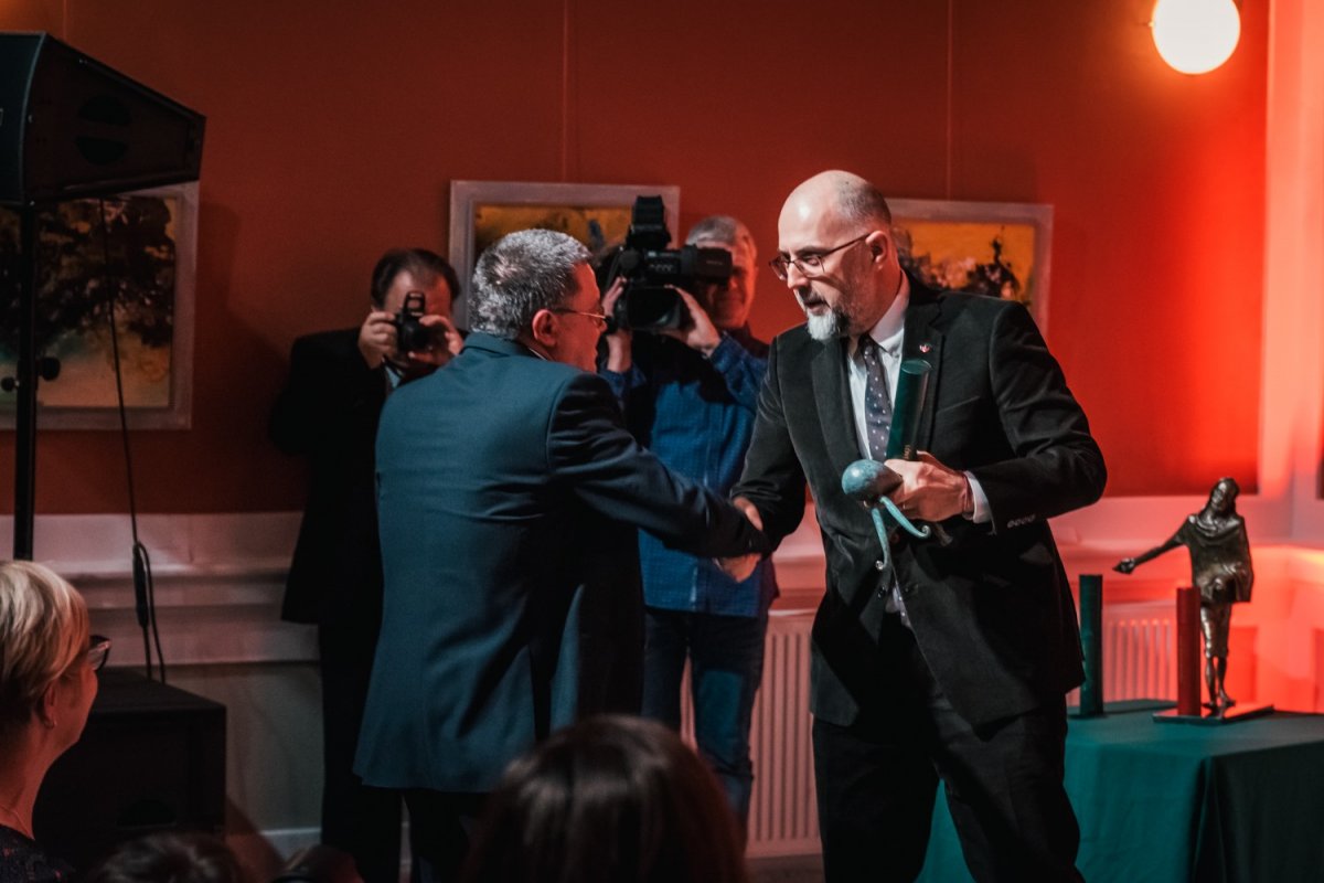 Lövétei Lázár László költő átveszi a díjat •  Fotó: Gönczy Tamás/RMDSZ