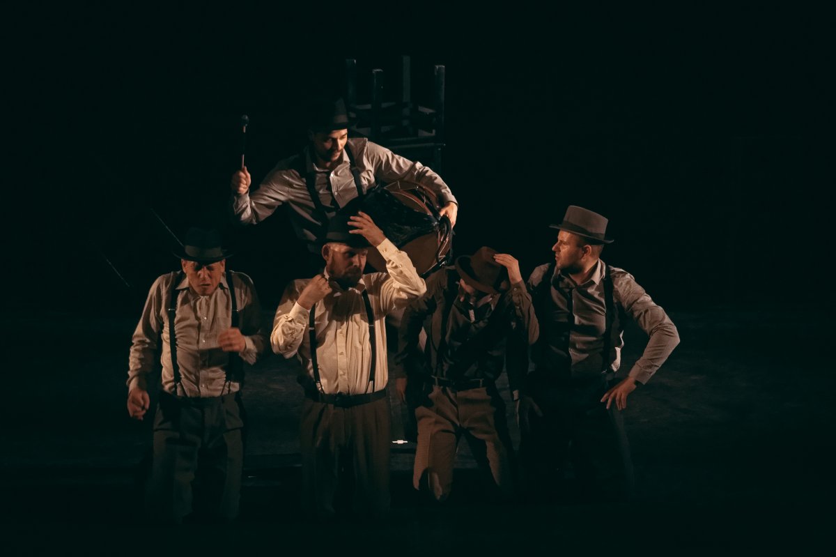 A Kárpát-medence eredeti népzenéje, Bartók- és Kodály-feldolgozások is felcsendülnek a Nagyvárad Táncegyüttes új, Katonaének című előadásában •  Fotó: Vigh László Miklós/ Nagyvárad Táncegyüttes