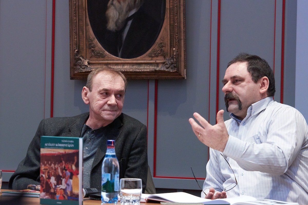 A könyv szerzőjét (balra) Makkay József, az Erdélyi Napló főszerkesztője faggatta az interjúk létrejöttéről &bullet;  Fotó: Vallásszabadság Háza/ Biró István