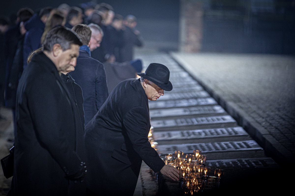 Orbán Viktor miniszterelnök gyertyát helyez el az áldozatok emlékművénél az Auschwitz-Birkenau német koncentrációs tábor felszabadításának 75. évfordulója alkalmából rendezett megemlékezés keretében a lengyelországi Oswiecimben • Fotó: MTI/Miniszterelnöki Sajtóiroda/Fischer Zoltán