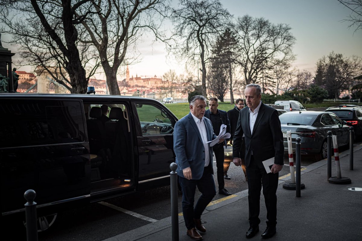 Orbán Viktor kormányfő a koronavírus-fertőzés elleni védekezésért felelős operatív törzshöz igyekszik &bullet;  Fotó: Orbán Viktor/Facebook