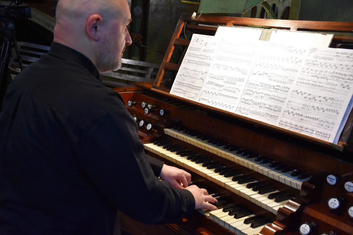 Kristófi János orgonaművész egy ideig utoljára szólaltatta meg az értékes hangszert. &bullet;  Fotó: Forrás: a Nagyváradi Római Katolikus Püspökség honlapja