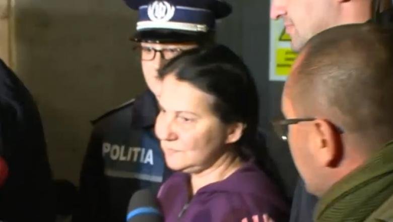 Sorina Pintea a fogdából az orvoshoz való szállítása közben •  Fotó: Digi24.ro