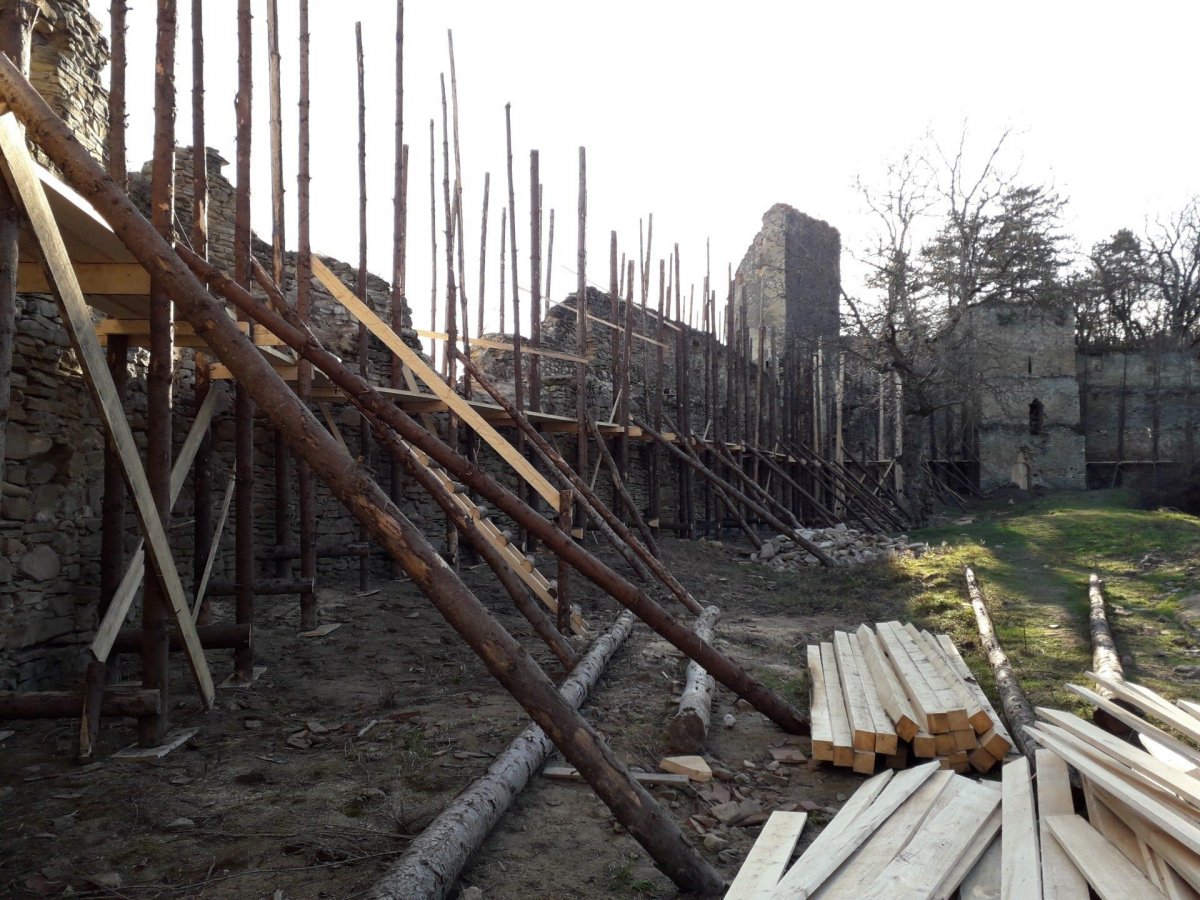 Részben felállványozták ugyan, de a munkát még nem kezdték el a szászkézdi parasztvárban &bullet;  Fotó: Facebook/Cetatea de refugiu Saschiz