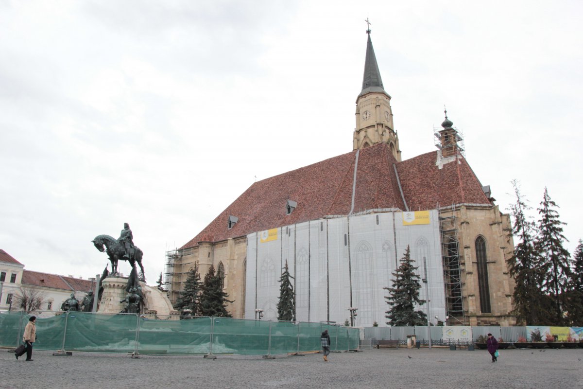 Mivel az időjárás elsősorban a templom külső kőrestaurálási munkálatait nehezíti meg, jelenleg a belső munkálatokra összpontosítanak &bullet;  Fotó: Jakab Mónika