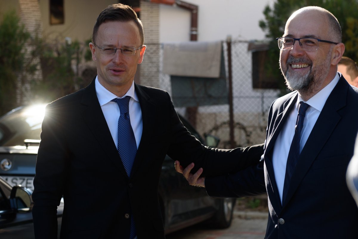 Szijjártó Péter külügyminiszter köszönti Kelemen Hunor elnök az RMDSZ kolozsvári székházában &bullet;  Fotó: MTI/Kiss Gábor