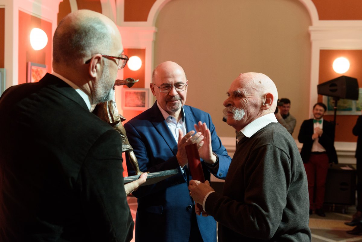 Szilágyi István író (jobbra) átveszi az Erdélyért életműdíjat Kelemen Hunor RMDSZ-elnöktől •  Fotó: MTI/Kiss Gábor