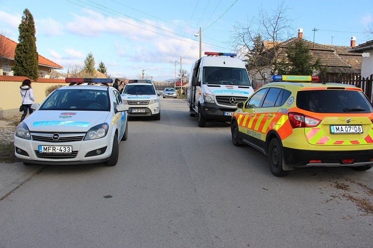 Rendőrök helyszínelnek Tatabánya Bánhida városrészében • Fotó: Police.hu