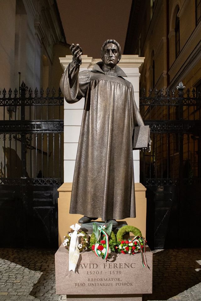 Dávid Ferenc megkoszorúzott szobra &bullet;  Fotó: Magyar Unitárius Egyház