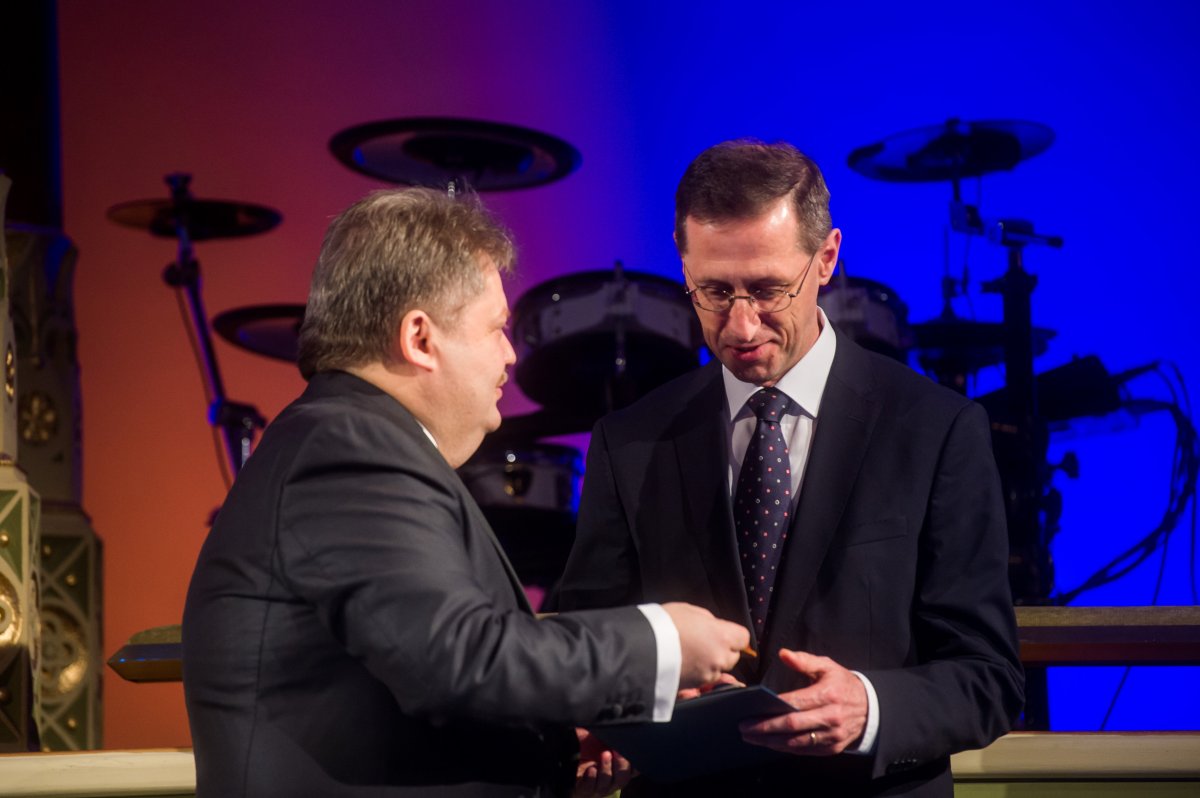 Varga Mihály pénzügyminiszter (jobbra) átveszi a Tiszteletbeli Székely címet Szász Jenőtől, a Nemzetstratégiai Kutatóintézet elnökétől • Fotó: MTI/Balogh Zoltán