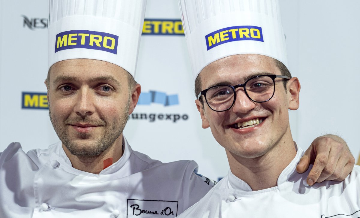 Veres István séf (balra) és Molnár Bence commis, a Bábel Budapest étterem munkatársai a Bocuse D'Or magyar döntőjének eredményhirdetésén •  Fotó: MTI/Szigetváry Zsolt