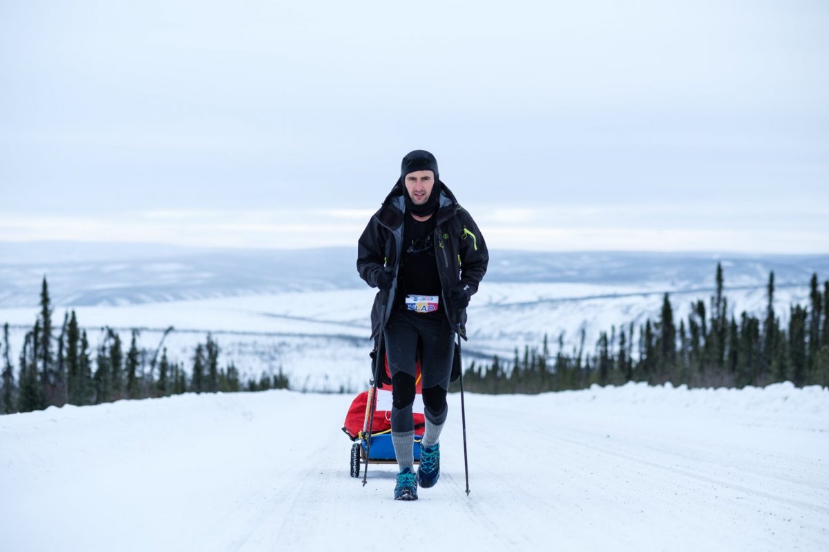 Nehézségek árán. Vlad Crișan Pop a verseny idején 35 kilogrammos szánkót kell maga után húzzon, amely főként csereruhát és élelmet tartalmaz •  Fotó: Weronika Murray