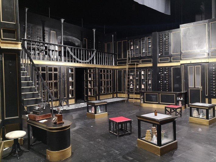 Visszatérés az Illatszertárba: új előadást mutat be a magyar kultúra napján a szatmárnémeti Harag György Társulat