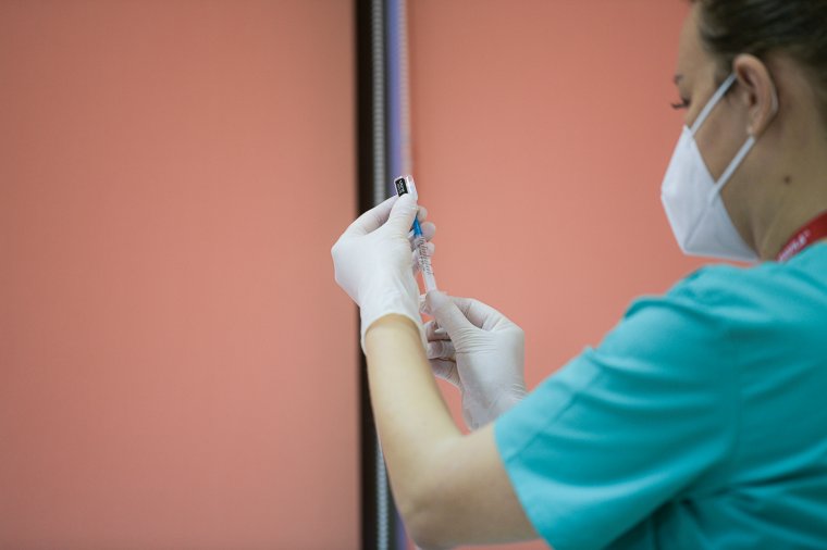A hajléktalanokat és a fogyatékossággal élőket is beoltják a második szakaszban