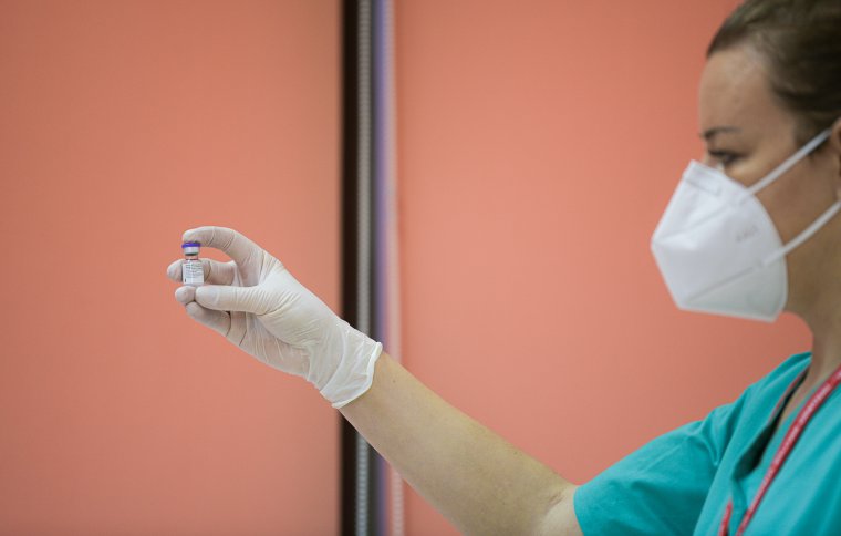Tíz nappal eltolják a nem kockázati csoportok immunizálását a vakcinák hiánya miatt