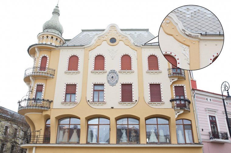 Máris mállik a vakolat a felújított nagyváradi szecessziós palotáról
