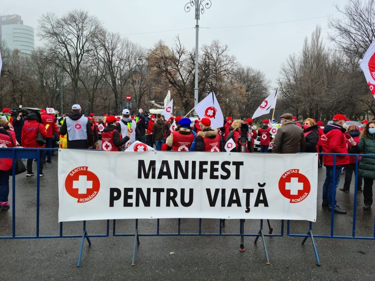 A korlátozott létszámra fittyet hányó tüntetéssel fenyegetőzik a béreket féltő Sanitas