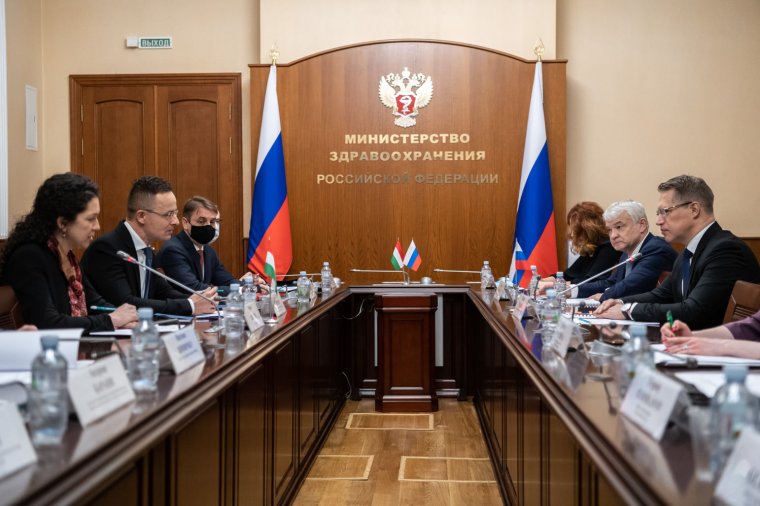 Szijjártó: Magyarország nagy mennyiségben vásárol orosz oltóanyagot (VIDEÓ)