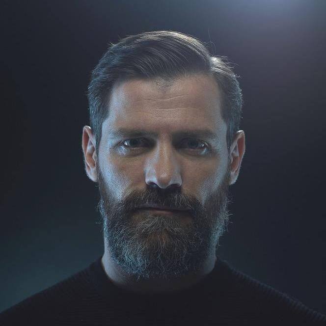 Előzetes letartóztatásban az utcán nőket molesztáló, nemi erőszakot elkövető román színész, reklámarc