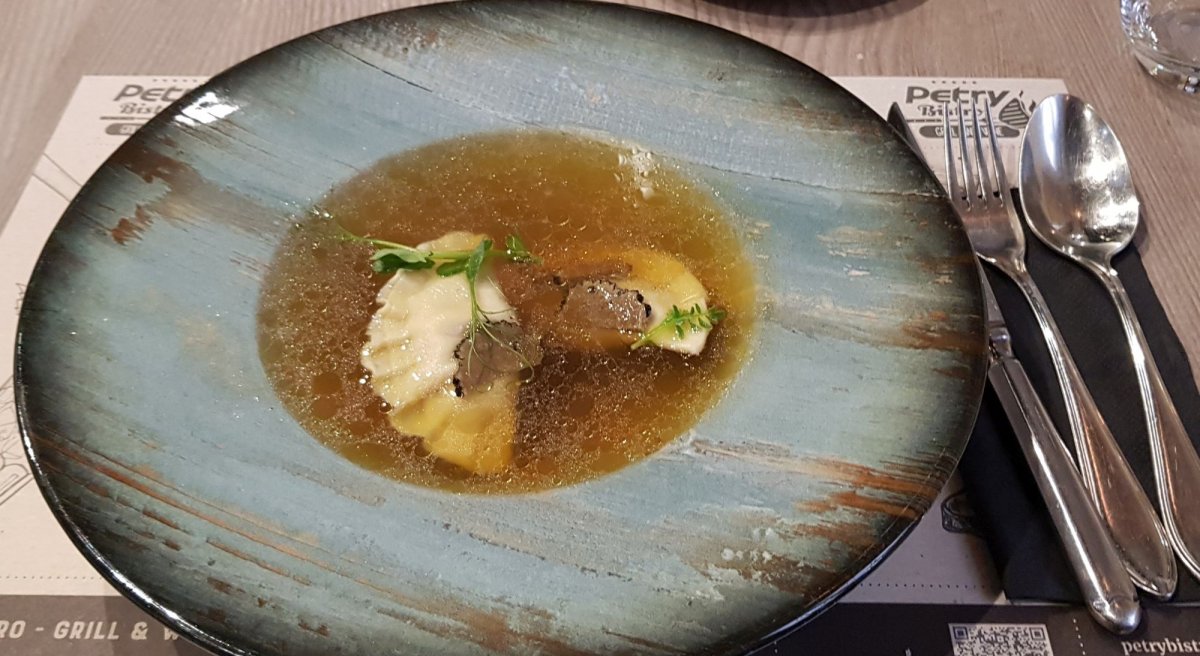 Erőleves marhacsontból töltött tésztával •  Fotó: Kisréti Zsombor