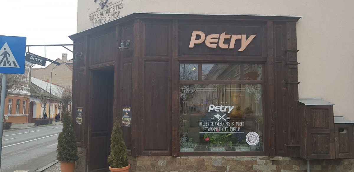 A Petry cég épületegyüttese a marosvásárhelyi Rákóczi-lépcsőnél •  Fotó: Kisréti Zsombor