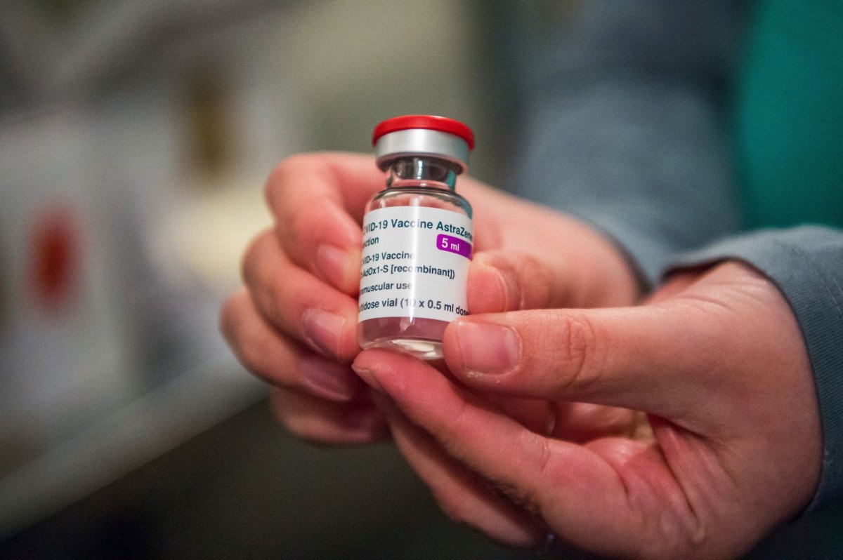 Egy szerrel több. Az AstraZeneca vakcináját hétfőn kezdték el alkalmazni Romániában. •  Fotó: MTI/Balogh Zoltán